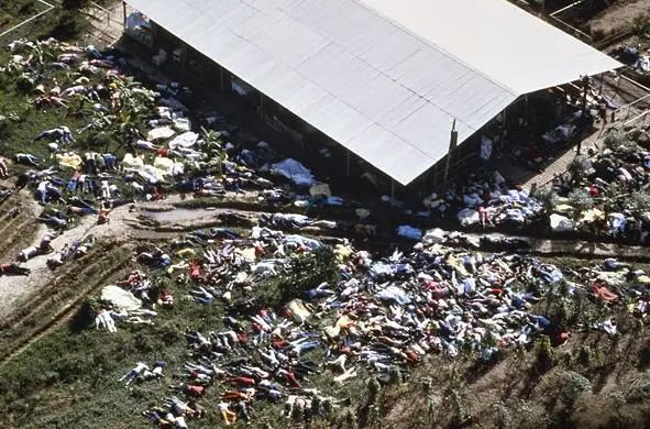 美國史上最恐怖的集體自殺慘案，918人葬身小鎮-圖2