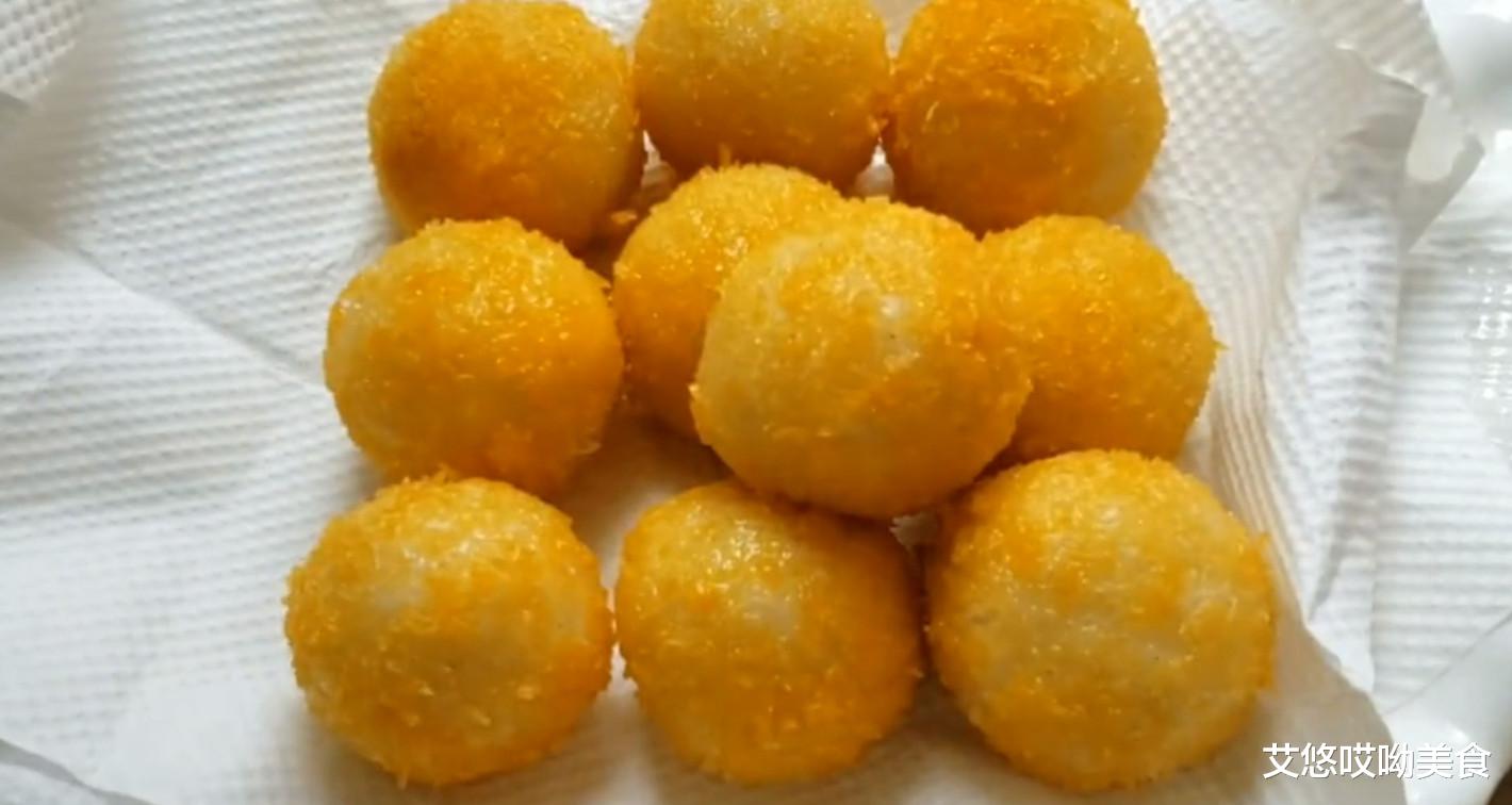 土豆▲土豆还炒着吃？教你土豆新做法，拉丝软糯，个个酥软