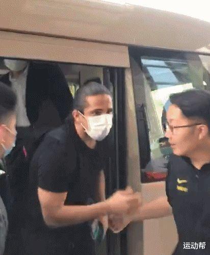 「埃尔克森」国足第二名非血缘归化报到!签名仅会拼音!艾克森将承担一重任