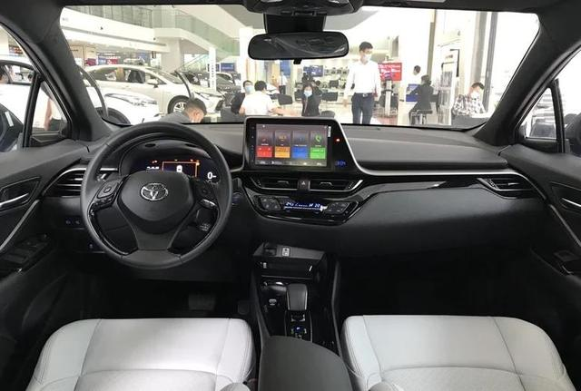 丰田c-hr■全系NEDC续航400km,到店实拍丰田C-HR EV