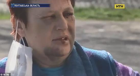 【】女子被两个邻居殴打并活埋到墓地里，之后她竟自己扒开土爬出来