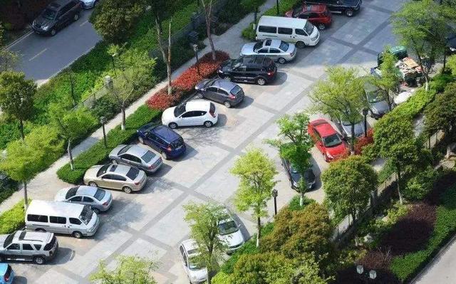 丰田凯美瑞:15万车位被霸占,挪车电话还是10086,业主焊上“钢筋车衣”