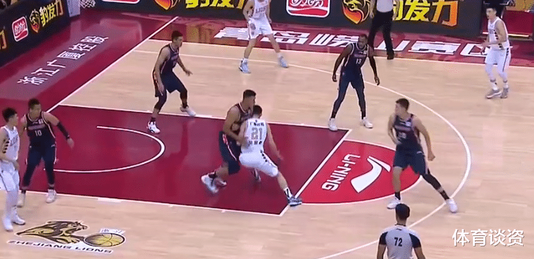 胡金秋|你老了?2米10胡金秋单挑易建联,硬撞后一动不动,结局尴尬如唐斯