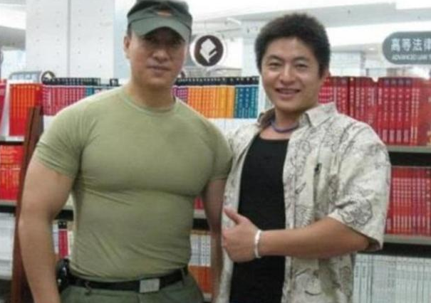 巴菲特|当年，他是巴菲特的贴身保镖，1人可敌30人，辞职后现状如何