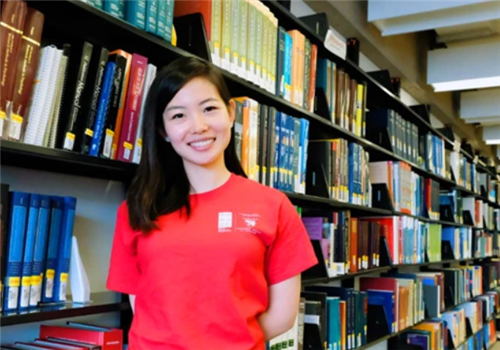 哈佛大学|17岁拒绝清华北大，22岁抱儿子从哈佛毕业，她的人生比电影还精彩