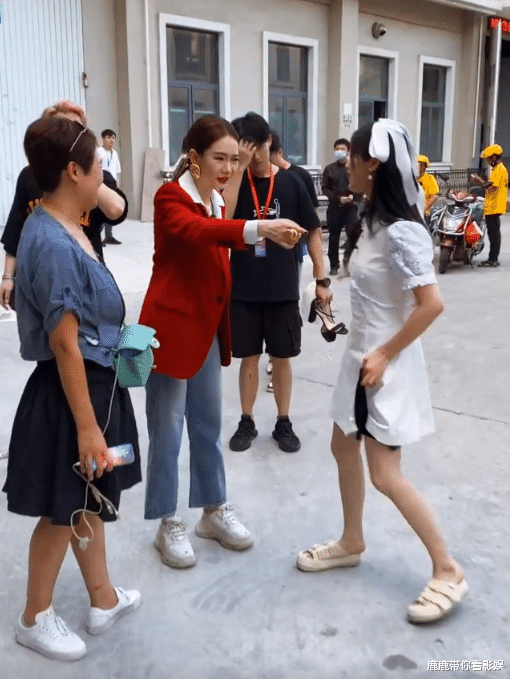 戚薇|戚薇和杨超越被路人抓拍，原相机下，演员与偶像的差距一望而知！