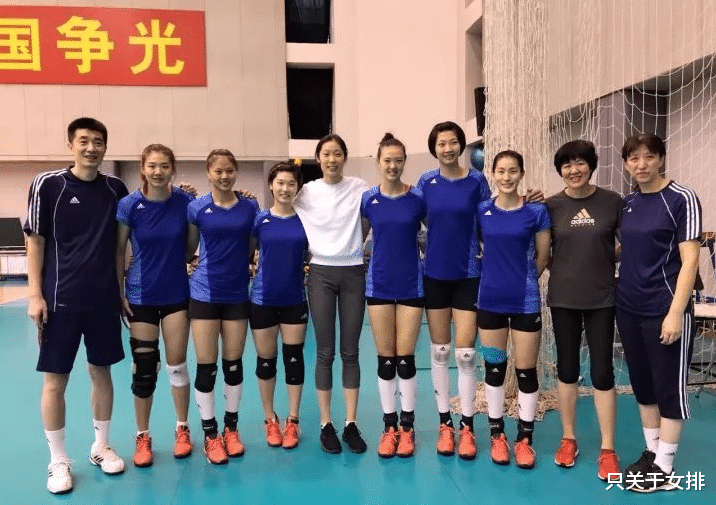 「朱婷」女排搞笑故事：张常宁客串记者，朱婷向大门告别，郎平要带搓衣板