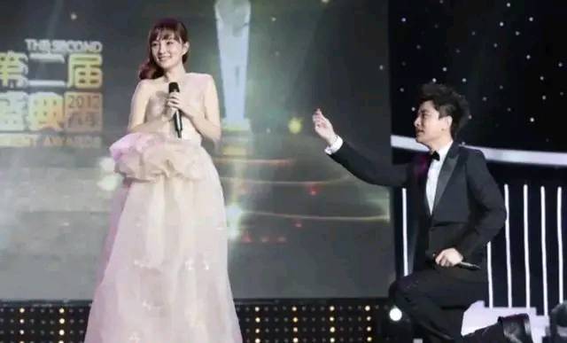 贾乃亮|贾乃亮疑似新恋情曝光，李小璐喊话也没用，复合没有希望了