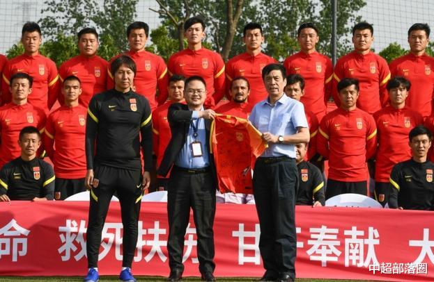 「国足」曝洛国富出场后不久被换！国足本土三叉戟打爆上港，5天再战申花