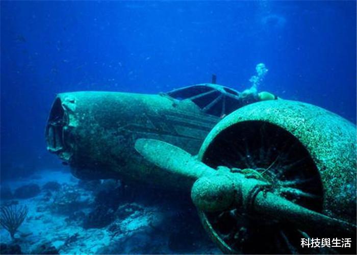 ##在海洋深处，潜水员发现一飞机残骸，机舱内出现神奇的一幕！