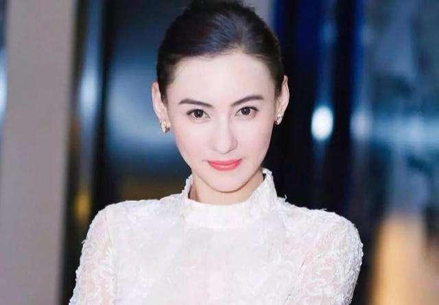 [张柏芝]疑张柏芝三胎生父照片曝光，牵手秀恩爱带娃出游，一家子超幸福