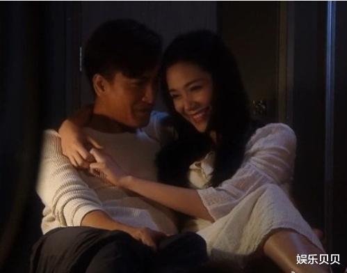 『马国明』马国明官宣新恋情！新女友穿卫衣配阔腿裤显高挑，颜值不输黄心颖