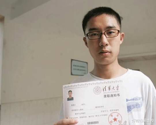 大学|儿子收到211大学录取通知书，父母高兴打开却哭了，无奈选择复读