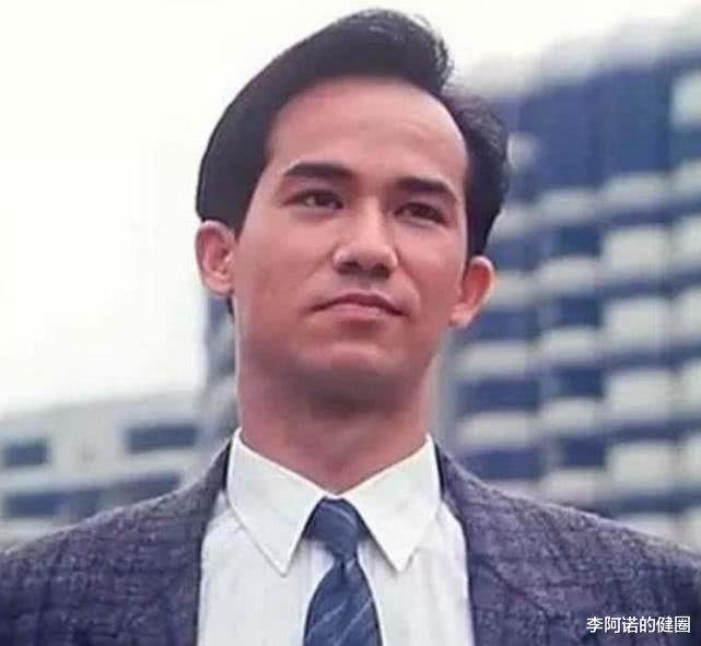 『鞠婧祎』香港影帝北上讨生活,年近60路边吃茶餐厅显“落魄”