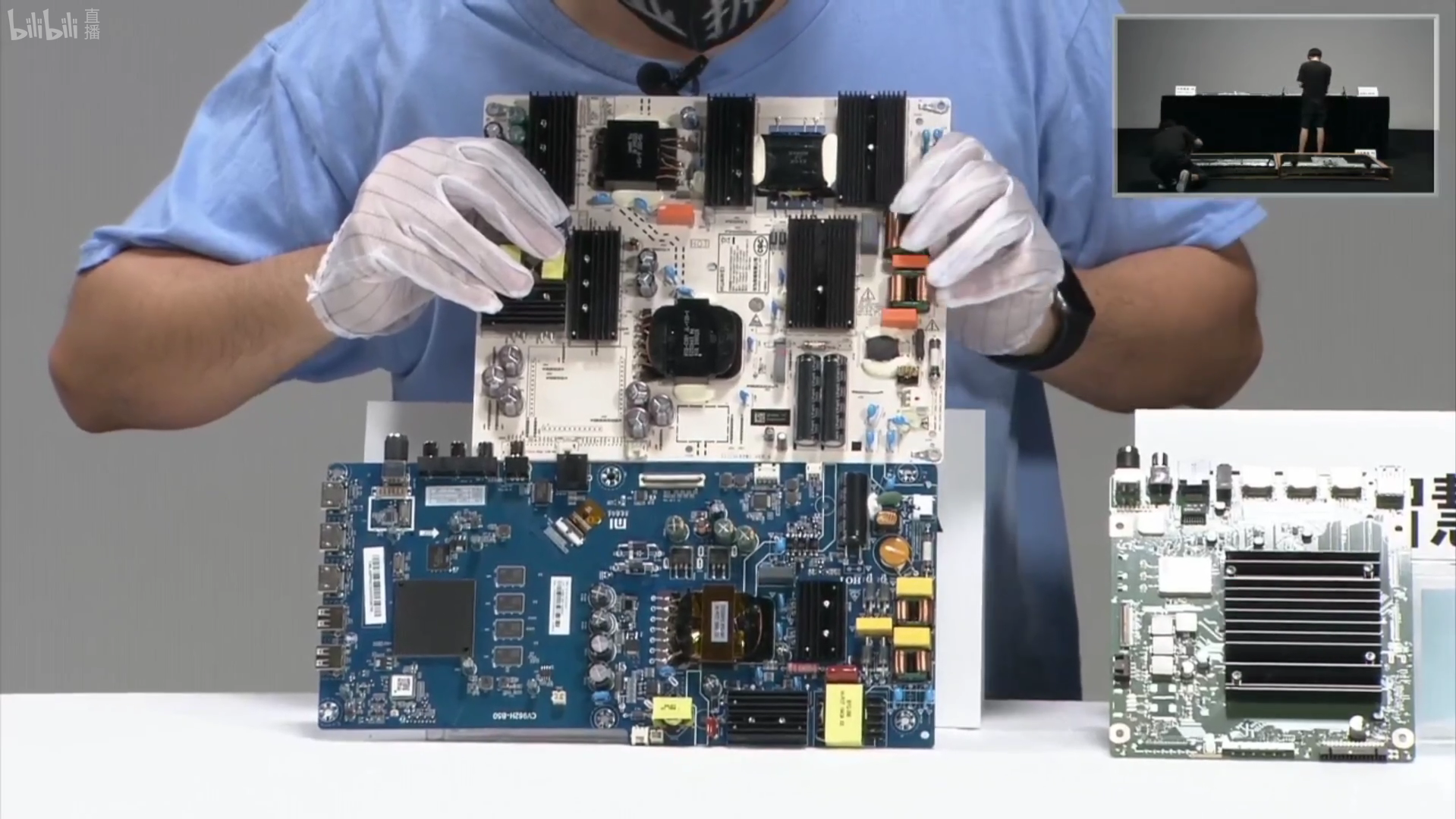 『小米科技』荣耀智慧屏和小米电视的专业对比，将所有的零件拆开发现两台电视用料额差距超乎想象