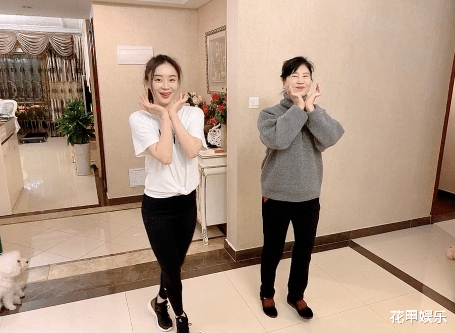 袁姗姗▲袁姗姗因疫情被困湖北老家，和妈妈跳舞视频曝光，妈妈这气质真好