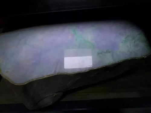 「翡翠」翡翠界新网红！117公斤的原石切出22块价值连城春带彩！价值……