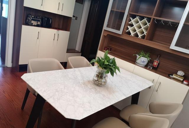 |硬装部分刚晾味好，媳妇又花了2万定制了柜子，这样搭配好看吗？