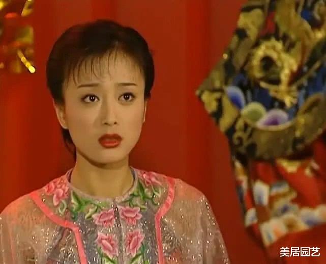 「还珠格格」还珠格格：知画新婚之夜换睡衣时，永琪为何会一瞬间的呆愣？心思藏不住