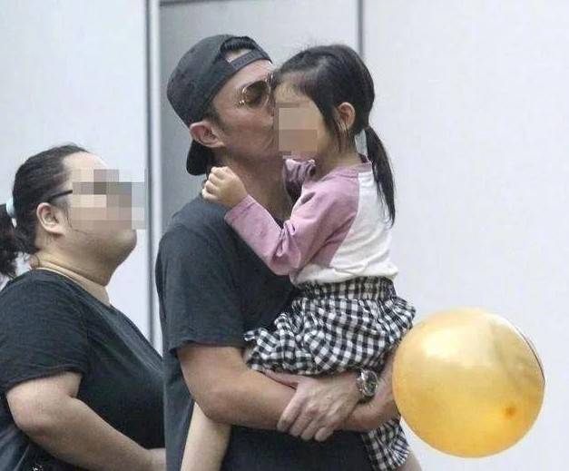 「林心如」林心如夫妇现身派对,华哥在角落腼腆微笑,遥望老婆豪迈怀抱男友人