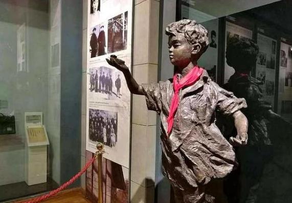 「」他是杀害小萝卜头的特务，17年后被抓，枪决前说一句话被无罪释放