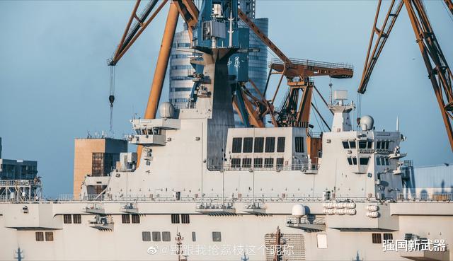 战舰|075型首舰海试归来，主桅杆被熏成黑炭，颜值下降令网友心疼！