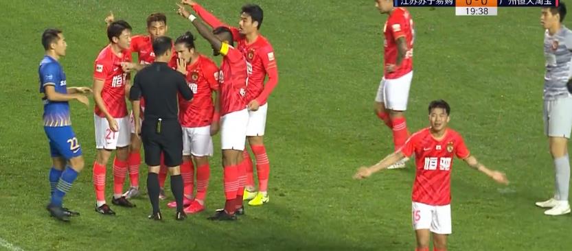 广州恒大|恒大逃过点球？5人围着裁判抗议：比赛暂停4分钟 VAR还原真相