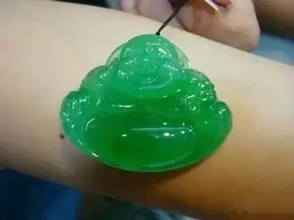翡翠▲08年这件翡翠只要百万，现在已经接近千万了