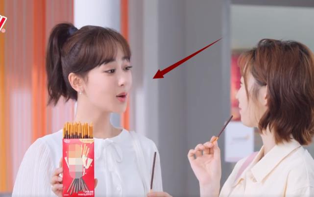 杨紫|杨紫瘦出“天鹅颈”？和搭档逛街，扭脖子的一瞬，这线条真绝了