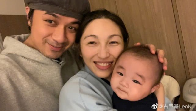 『古巨基』古巨基晒一家三口合照，夫妻亲吻儿子脸颊好温馨，感叹升级人父更知母爱伟大