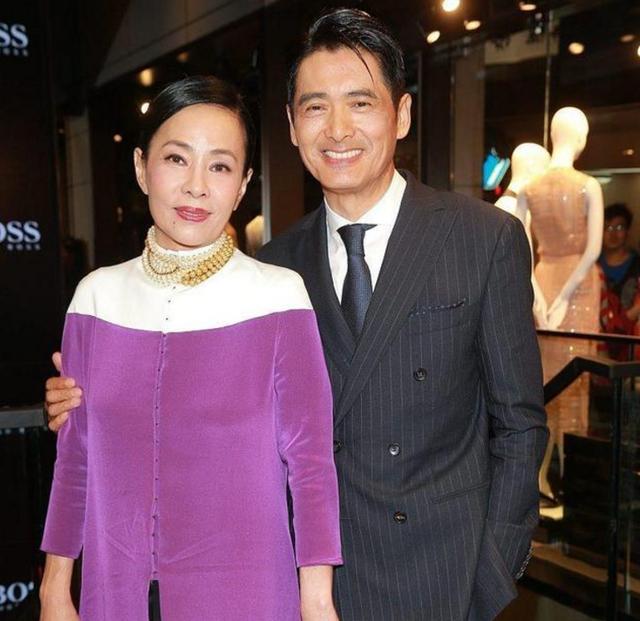 『周润发』周润发：我虽然65岁了，但我的老婆还很漂亮，穿一身紫衣尽显优雅