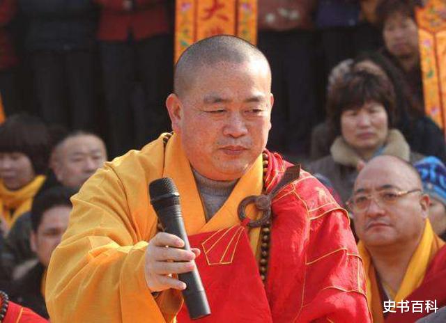 |释永信的袈裟多贵重？18K 纯金做配钩，上好翡翠造玉环，估价16万