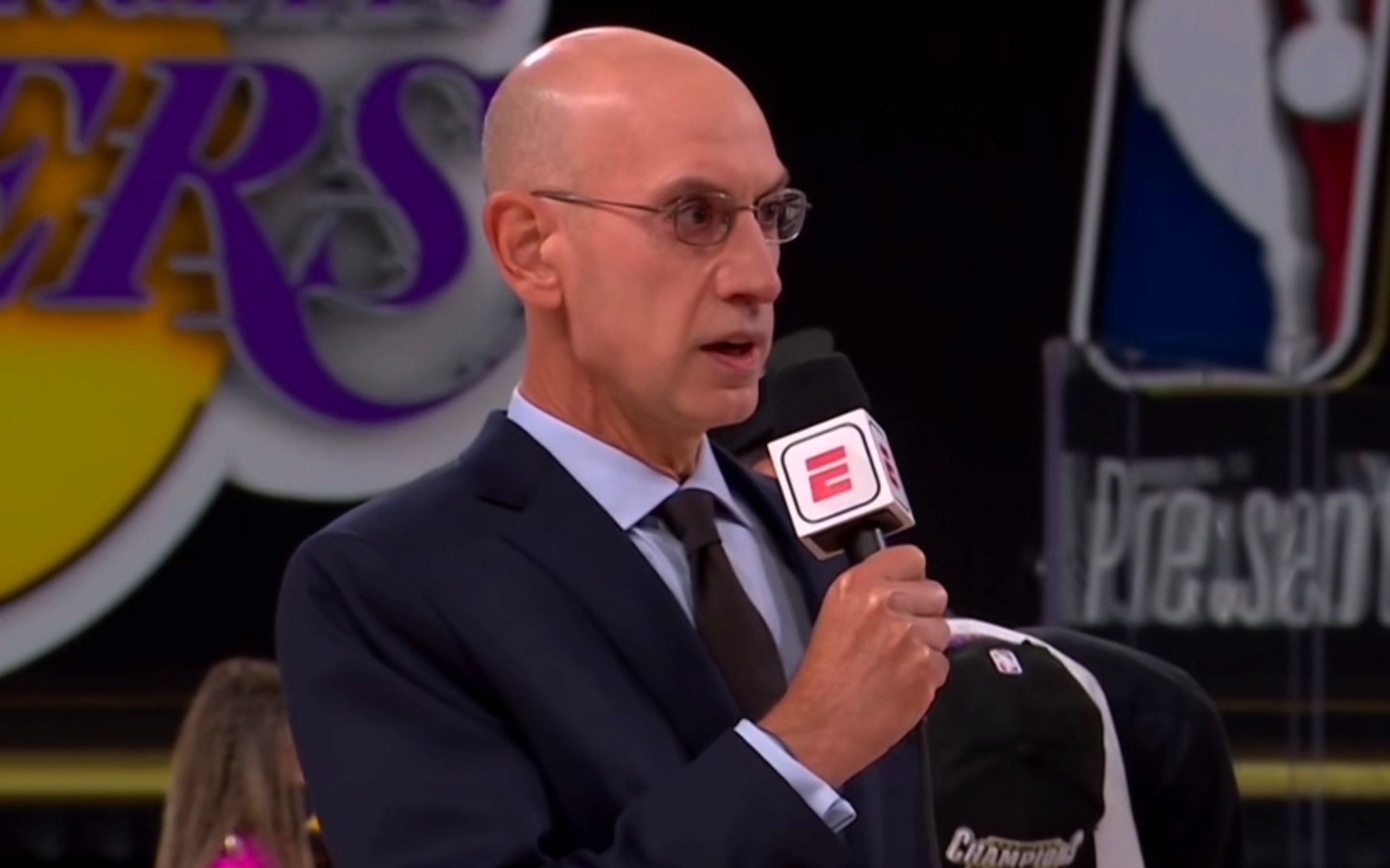 勒布朗·詹姆斯|萧华“黑脸”宣布FMVP，詹姆斯硬气自己拿奖杯，谁注意女老板？