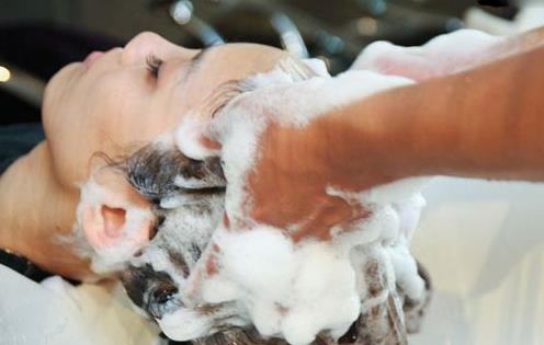 「」为什么去美发店洗头会越洗越痒