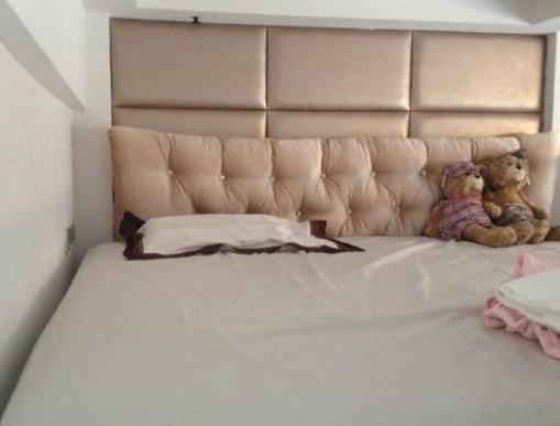 ▲表哥新家把大床装在衣柜上面，省地方又实用，太聪明了