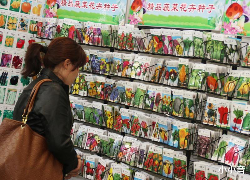 「萧忆情」萧忆情为《小花仙》手游演唱的主题曲《花途》，勾起了许多人的少年记忆。