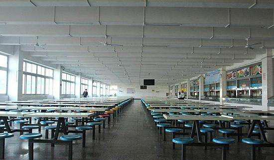 ▲学校强制学生充饭卡,余额每月清零,老师:我也左右为难