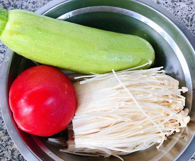 「金针菇」西红柿和“它”一起炒，润肠减脂，晚餐这么吃，衣服穿回最小码