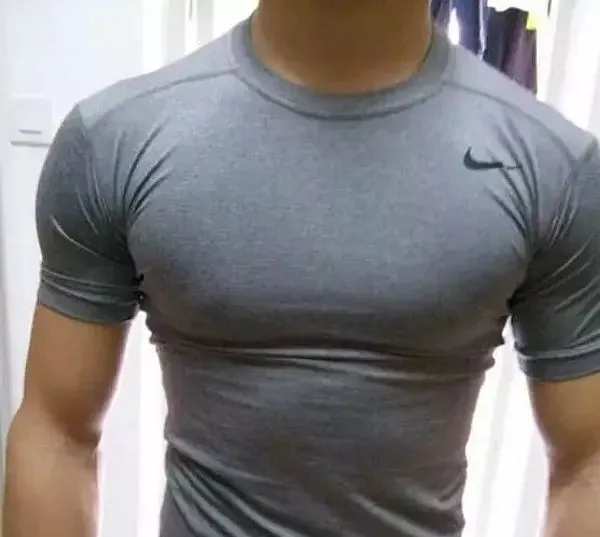 #胸肌#这就是胸肌撑爆衣服的快感，大到没朋友！