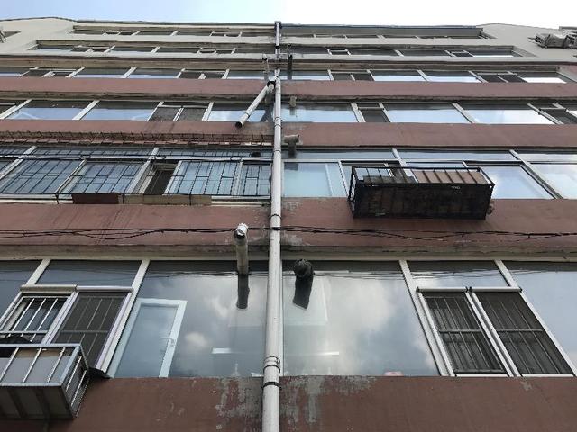 『』国外的房顶排水设计太好看了吧、几颗石头一条铁链，越流水越高级