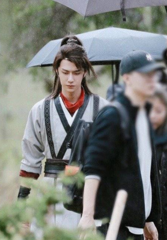 #王一博#王一博有翡杀青，有谁注意他手里的花？上面的贺卡引热议