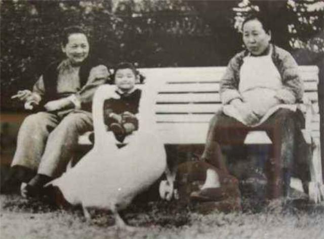 [宋庆龄]宋庆龄有个保姆，伺候她50仍未结婚，临终遗言：将我葬在保姆旁边