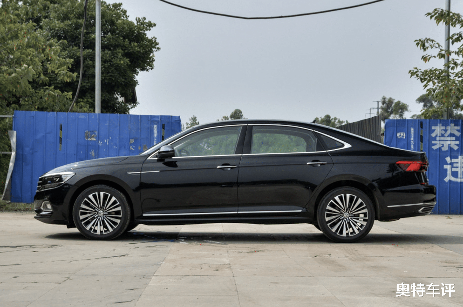 大众帕萨特|大众打响“价格战”,帕萨特降到12万,买雅阁的人傻钱多?