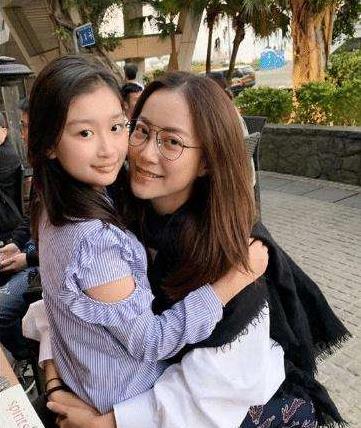 谢霆锋|未婚生下一子，谢霆锋承诺要养她一辈子，如今她能撑起半个娱乐圈