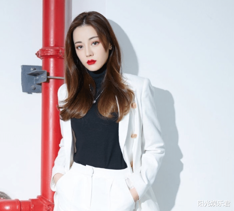 『迪丽热巴』热巴又一新剧官宣，黑发红唇又Ａ又飒，主演阵容颜值天花板