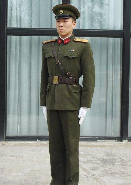 |1955年首次授军衔有什么标准？如何理解红军不下校，八路不上将？