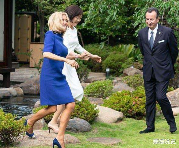 『埃马纽埃尔·马克龙』66岁布丽吉特好幸福！结婚多年依旧十指紧扣，被总统宠成小女孩