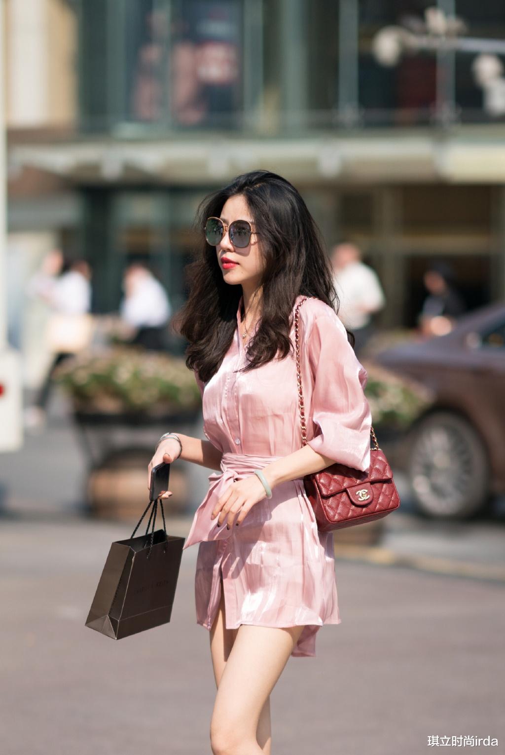 #穿衣搭配#偷懒直接穿粉色“睡袍”上街，烫波浪卷配墨镜，阳光底下“腿白”到发光