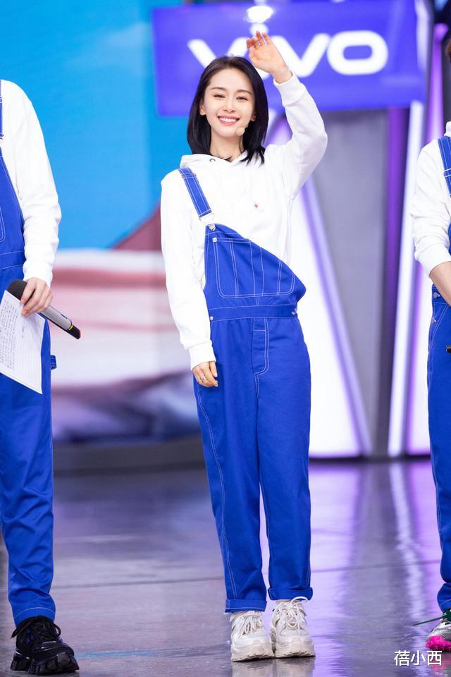 「王子文」王子文又在国外凹造型，穿深V领连衣裙配齐肩短发，美得高贵优雅