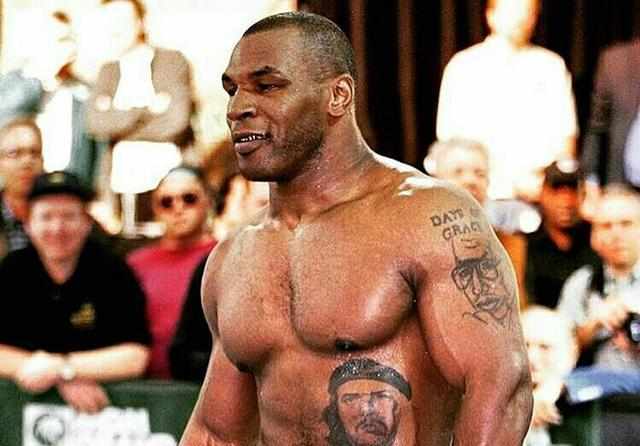 『迈克·泰森』差距大啊！33岁一龙和53岁泰森！一个小肚腩还哭咧 一个壮如牛！